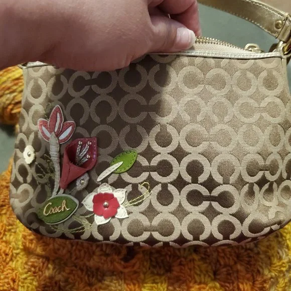 Coach - Picture 4 of 9